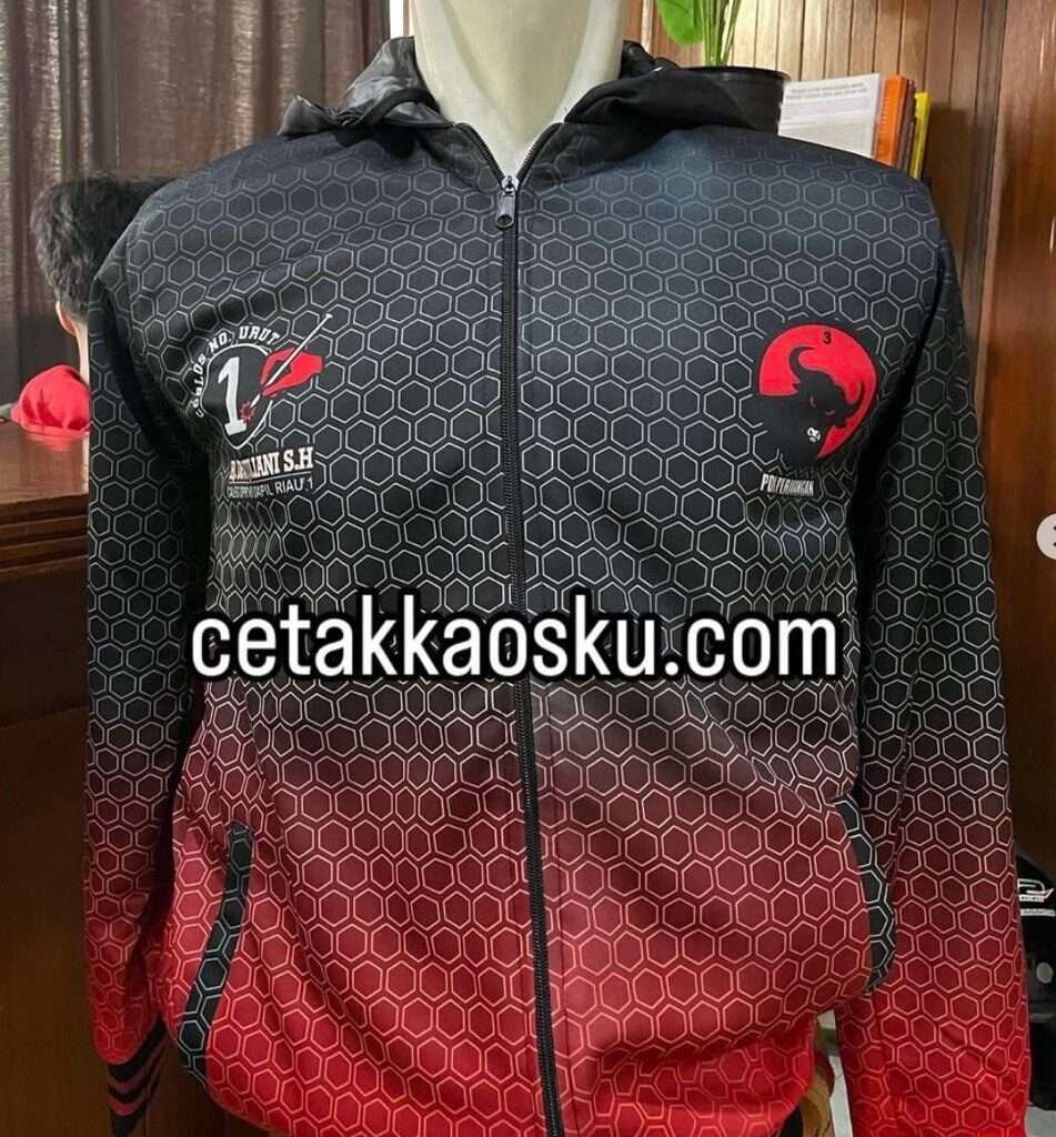 Jaket Partai PDI dengan logo banteng di dada