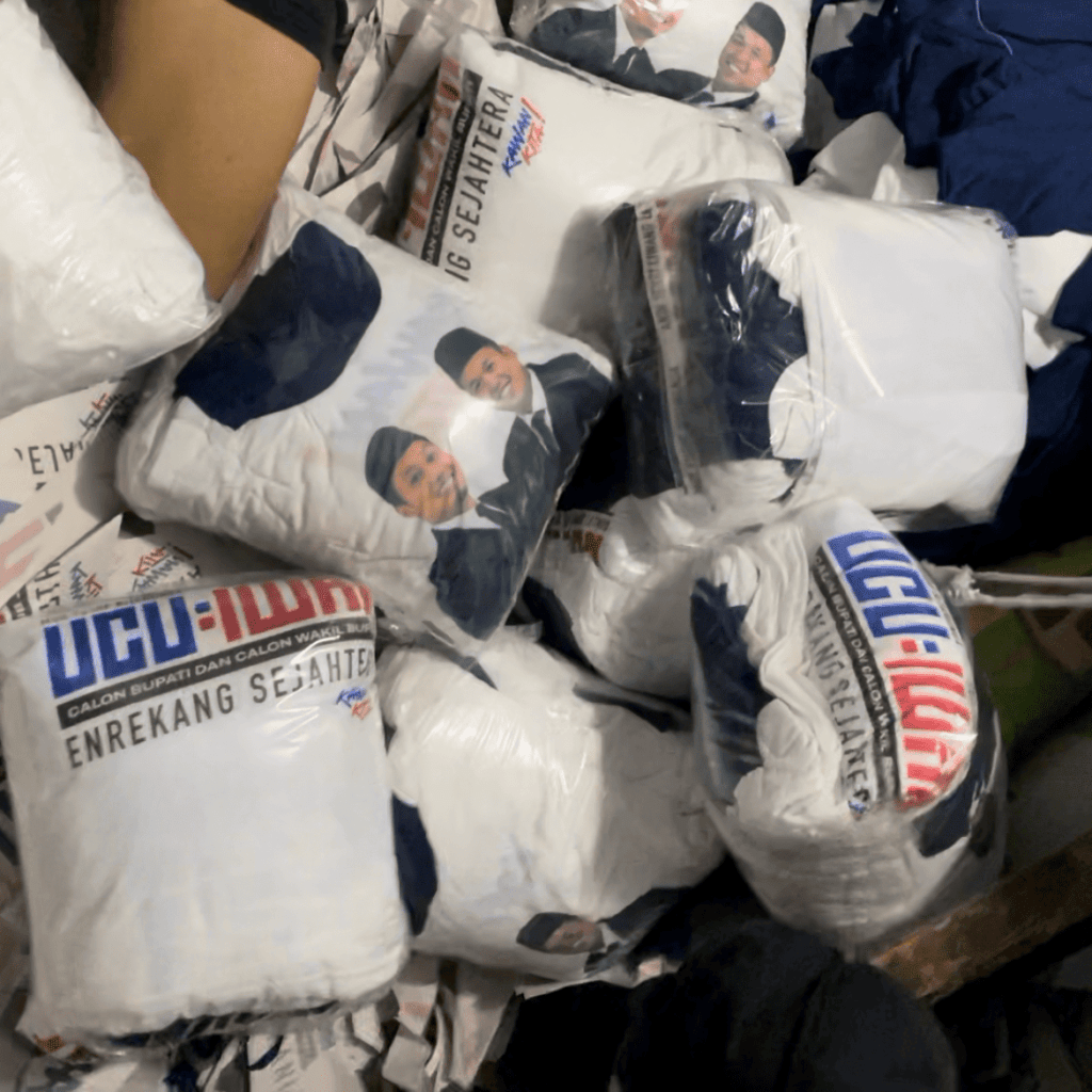 Pengemasan kaos partai dalam jumlah besar untuk keperluan kampanye Pilkada