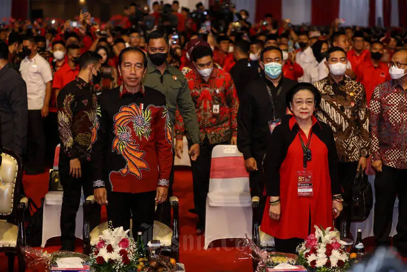 Jokowi-Megawati berdiri menghadiri pertemuan